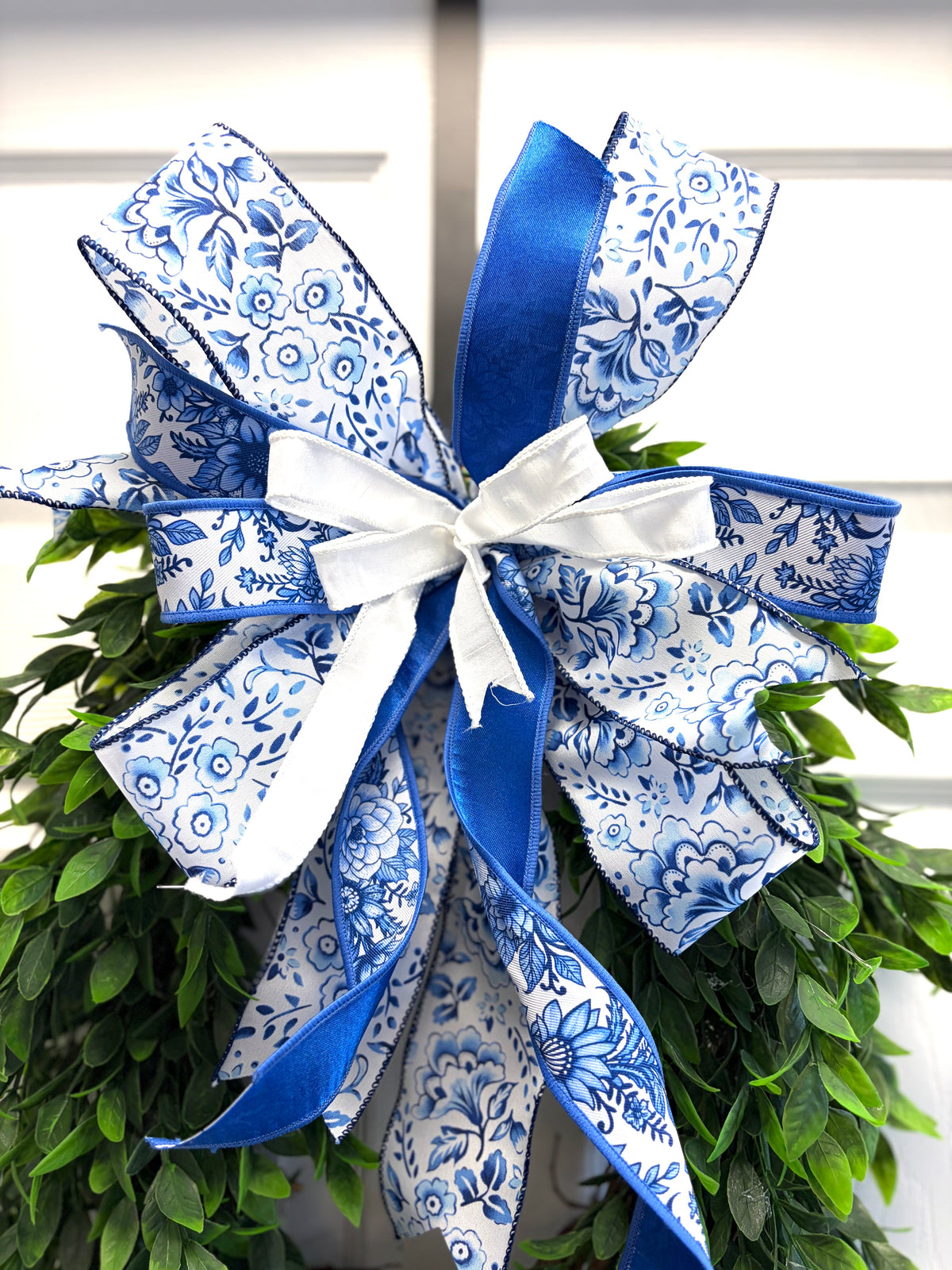 Mid sized bow: Chinoiserie Blue
